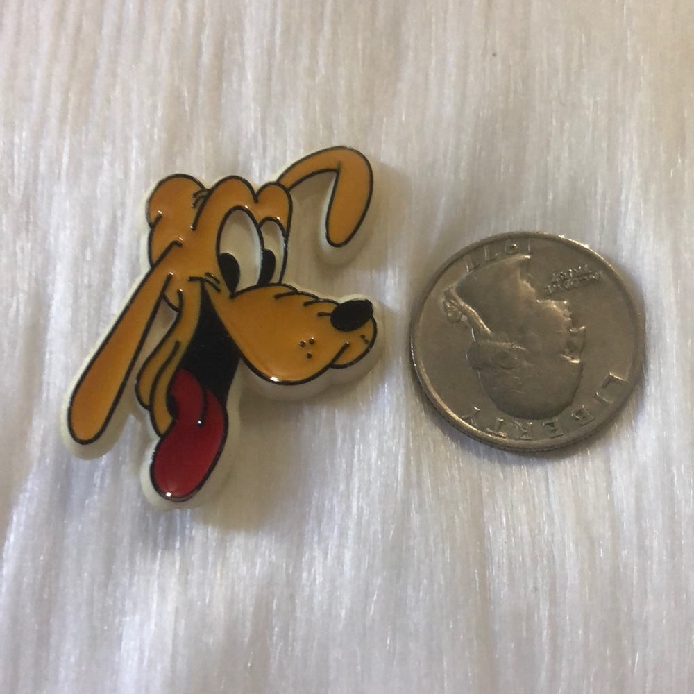 🔮 5/$25 Vintage Disney Pluto Plastic Pin - Picture 2 of 3